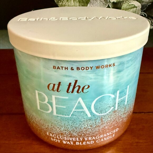 NEW Bath & Body Works AT THE BEACH 3-Wick 14.5oz Candle - Picture 1 of 3